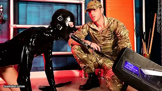 Tom Baker kölesini yarak emmede birinci sınıf olması için eğitiyor bölüm 2