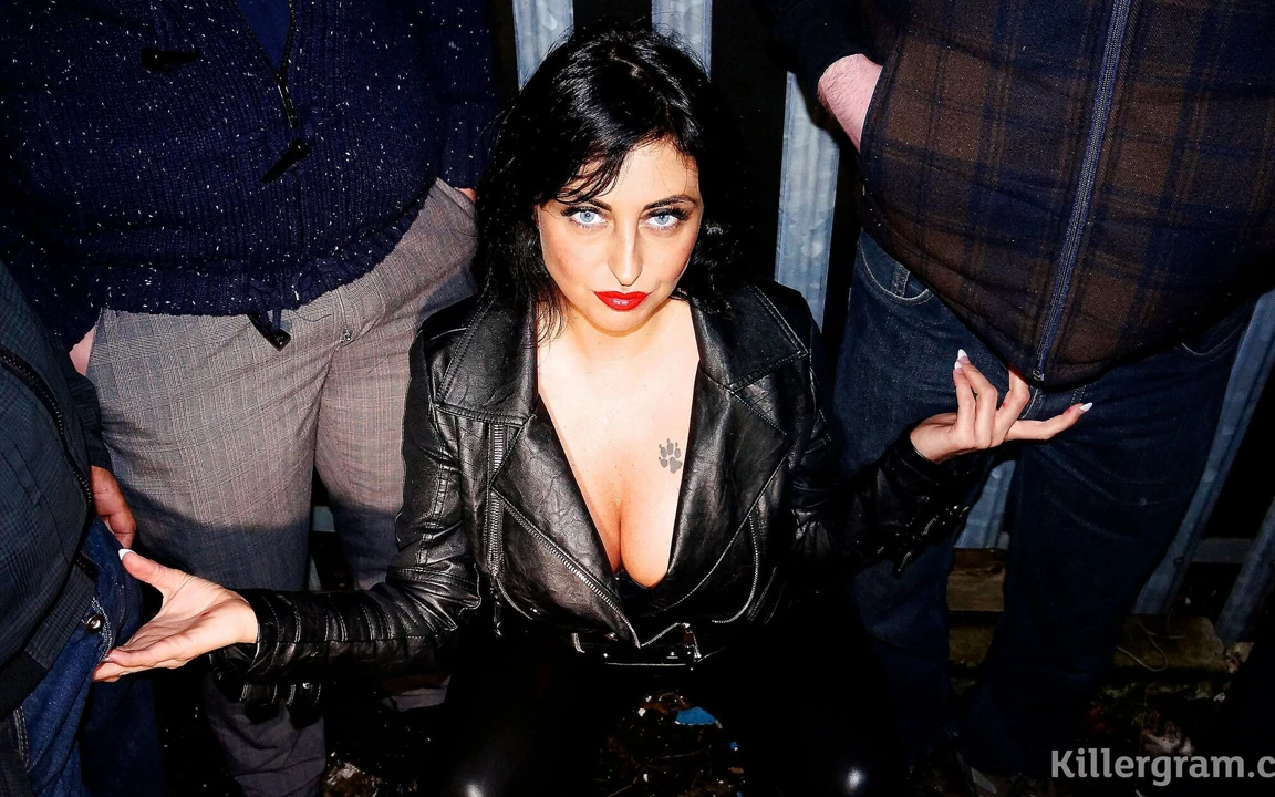 Seksi büyük memeli aldatan evli kadın orta yaşlı seksi kadın kaycee binici domalma görevinde bir sürü yarak emiyor ve dölle kaplanıyor