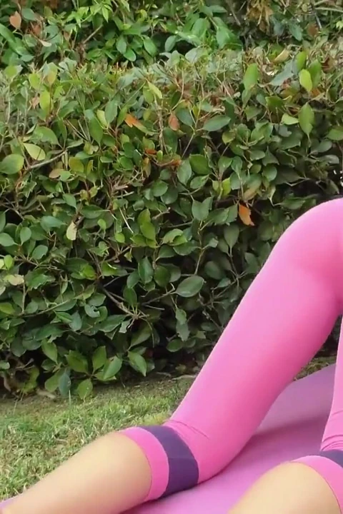 Yoga pantolonuyla sikişiyor