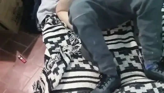 Montanolu kız yerdeki yatakla giyiniyor