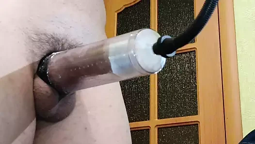 Büyük sikimi bir vakum pompasıyla büyütüyorum