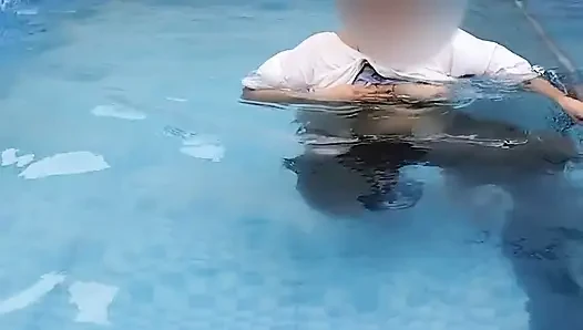 Ateşli bir çiftin yüzme havuzunda riskli eğlencesi.