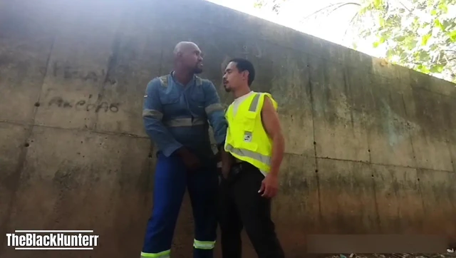 Hizmet duvarının arkasında iki işçi