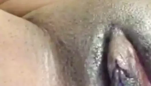 Sıcak siyah bebek yağlama ve sürtme ona sulu kedi