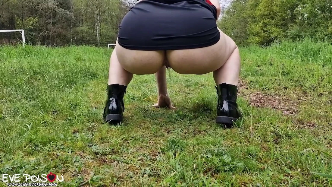 Похотливая EvePoison обожает быть шаловливой и писающей на публике