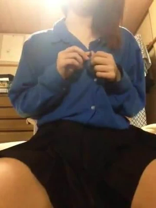 Genç bir Japon kadın vajinasını gösterdi