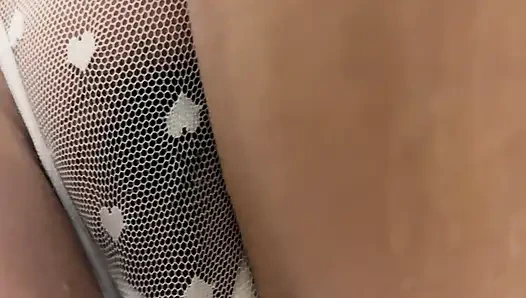 Lait corporel dans une culotte blanche
