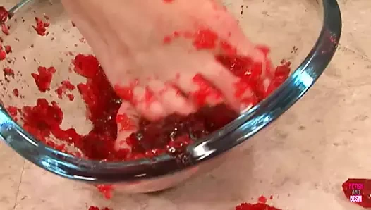 Şanslı bir adam bu güzel kızdan ayakla muamele ve elle muamele ve sakso aldı