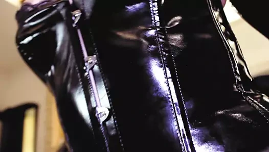 Islak kedi fetiş milf eva, azgın sıcak vinil, büyük göt tanrıça pvc'de göğüsleri gösterir