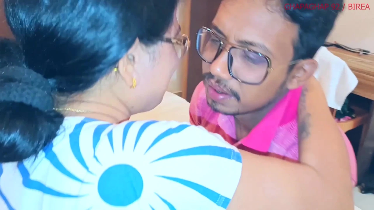 एक भारतीय गृहिणी जमीन पर जमींदार की फेम देखने आई और उसके साथ सेक्स किया