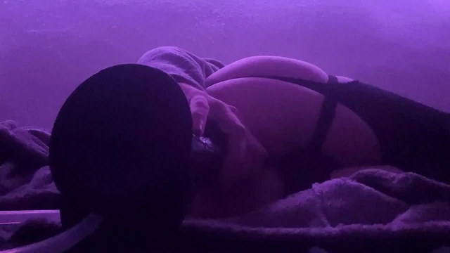 Возбужденная одна дома