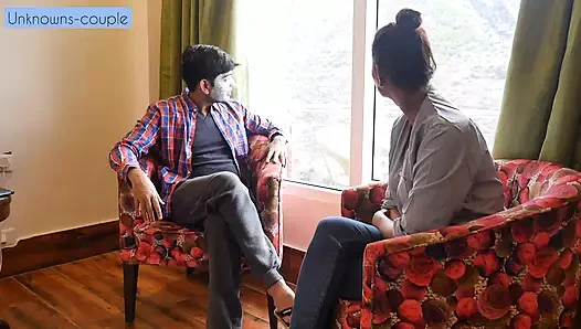 Masum Hintli kız modellik işi almak için tüm kıyafetlerini çıkarmayı kabul ediyor