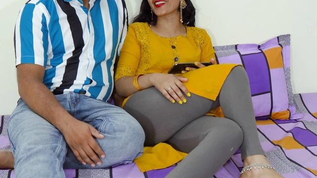 Hintli seksi kız Priya, üvey erkek kardeşini onunla yetişkin film izleyerek baştan çıkarıyor