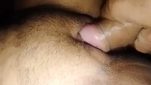 Hintli ateşli seksi üvey kız kardeş kocasının yatak odasında geceleri üvey erkek kardeşiyle