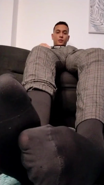 Tomas eve geldiğinde terli çoraplarını sergiliyor | Klip 2