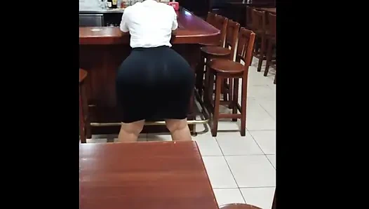 Büyük götlü garson kız siparişi bekliyor