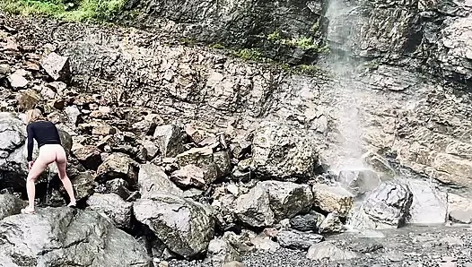 Genç kız Warerfall'un yanında işiyor