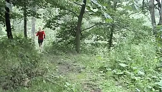 Avrupalı genç kız yol kenarında sikiliyor
