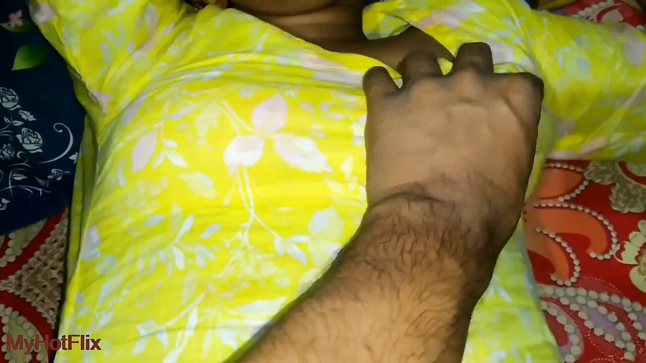 Bhabhi en iyi arkadaşıyla sikişiyor. desi sıcak kız arkadaşla sikişmek