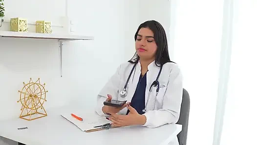 Azgın iri güzel kadın doktor hastasını muayene ederken tahrik oluyor ve muayene masasında sert sikişiyor