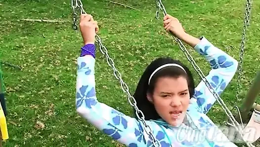 Sevimli Carla oyun alanında soyunuyor