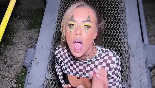 Cadılar Bayramı'nda ormanda karanlıkta kayboldum, gecenin ortasında yarrak yalayan bir deneye rastladım