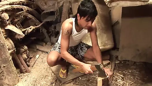 İki eşcinsel ahırda sikişiyor