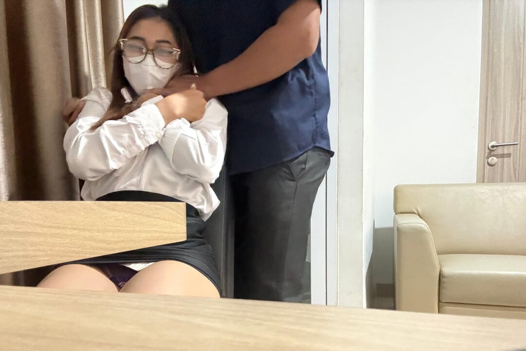 Stajyer kız işe alınmak için patronuna hizmet etmeye istekli