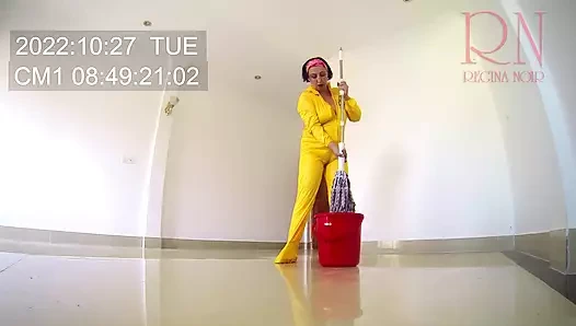 Çıplak hizmetçi ofis alanını temizler. külotsuz hizmetçi. salon 1