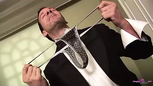 Büyük götlü zenci hatun beyaz adamını külotunu koklarken yakalıyor ve onunla sikişmeye karar veriyor