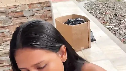 Emmeyi ve komşular tarafından izlenmeyi seviyor