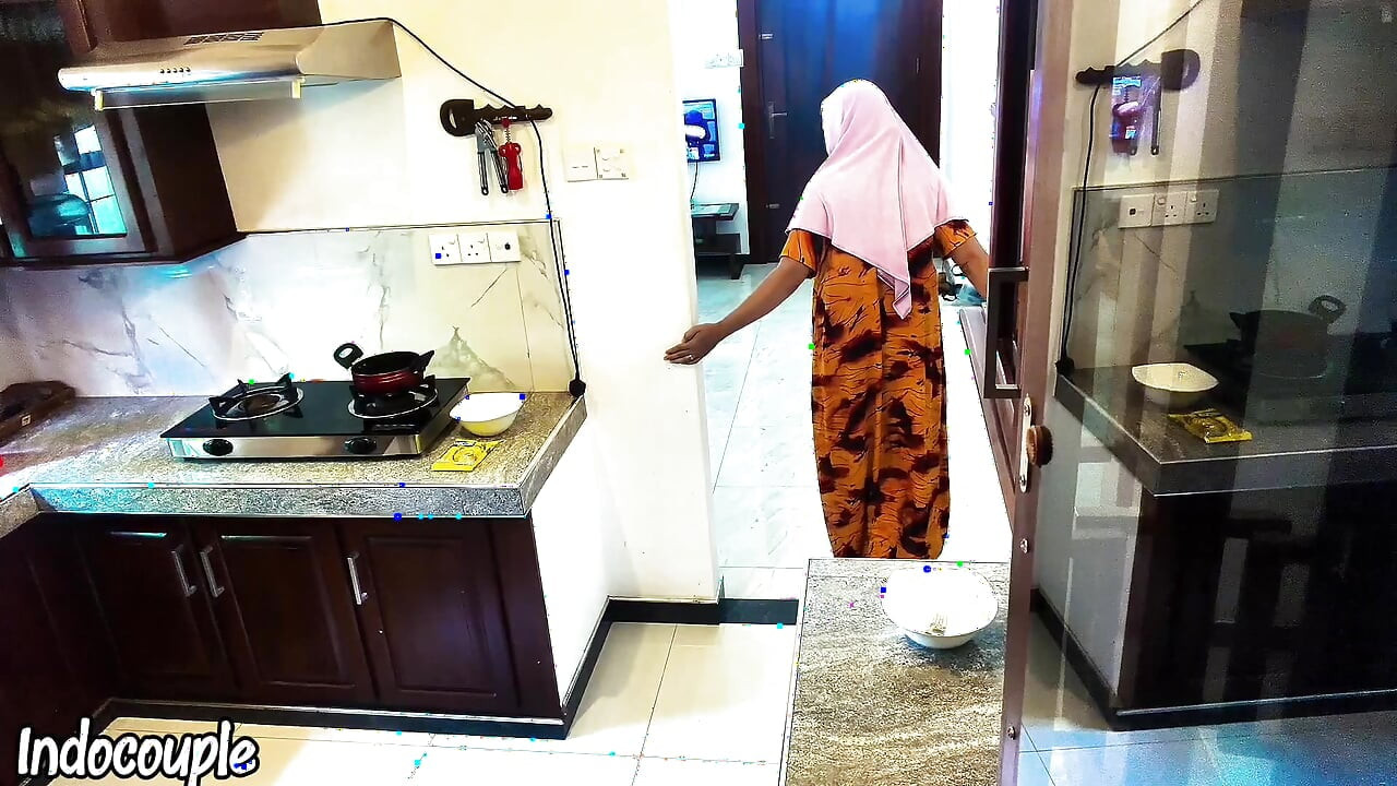 Başörtülü kız kardeş, gazın çalışmadığını kontrol etmek için kocasının kız kardeşini arıyor. Balayı çifti mutfakta şehvet keyfi yaşıyor