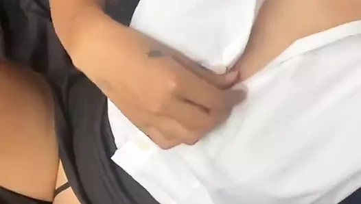 Emma Taylandlı sürtük gerçek üniversite üniforması içinde azdırıyor ve seks oyuncağı kullanıyor