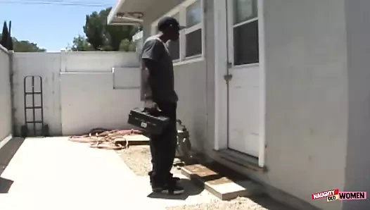 Büyük zenci yarağı ile tamirci olgun bir amcığın derin temizliği için tam zamanında ortaya çıkıyor