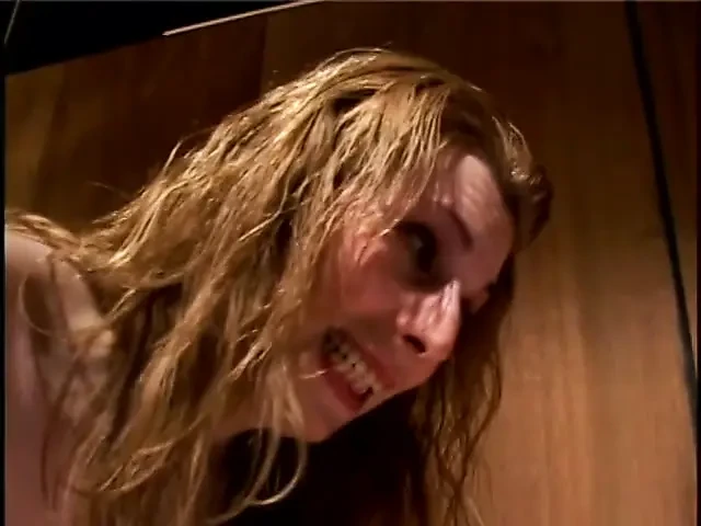 Esmer travesti Manolya'nın acilen büyük memeli kızın takma yarak yardımıyla rektal kaşıntıyı kesmesi gerekiyor