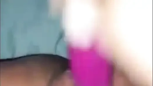 Dildoyla sikilirken fışkırtmalı amcığın kısa derlemesi