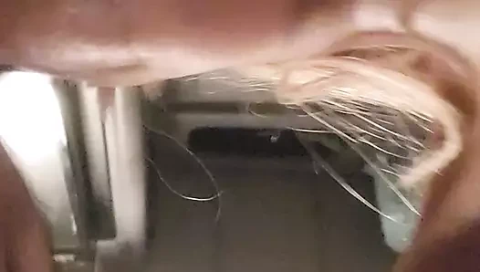 zenci kız beyaz ahbap topuzu üzerinde salyalar