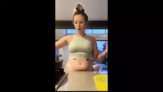 Güzel göğüsler ve yemek pişirme