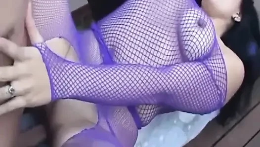 Mor fileli orta yaşlı seksi kadın ateşli yüze boşalıyor