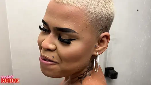 Kocası, Genç Karısının Kalın Penisli Bir Arkadaşıyla Seks Yapmasını Izlerken Boynuzlanıyor