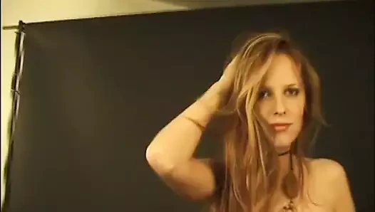 Sana Monika'ya harika bir büyük memeli sürtük sunuyorum