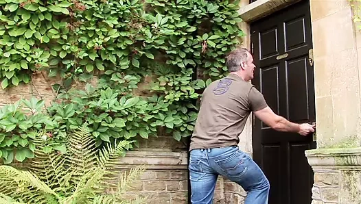 Çoraplı seksi esmer açık havada tuvalette sert domalarak sikişiyor