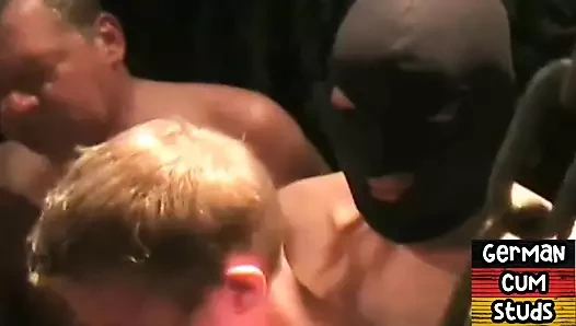 Maskeli Alman amatör alt grup seks sikiliyor