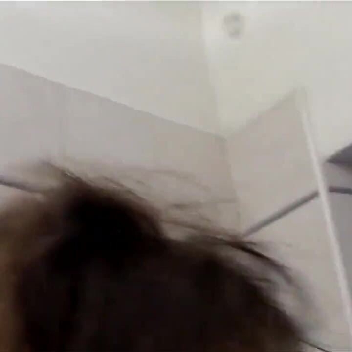 Güzel orta yaşlı seksi kadın canlı işiyor ve amcık küçük bir yarakla açılıyor