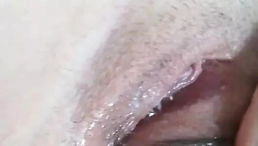 İri güzel sürtük ıslak amına mastürbasyon yapıyor