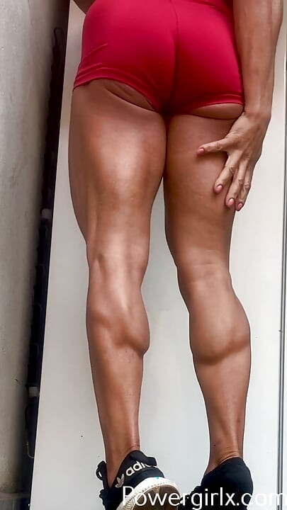 Kaslı orta yaşlı seksi kadının sıkı götü esneme ısısı altında patlıyor