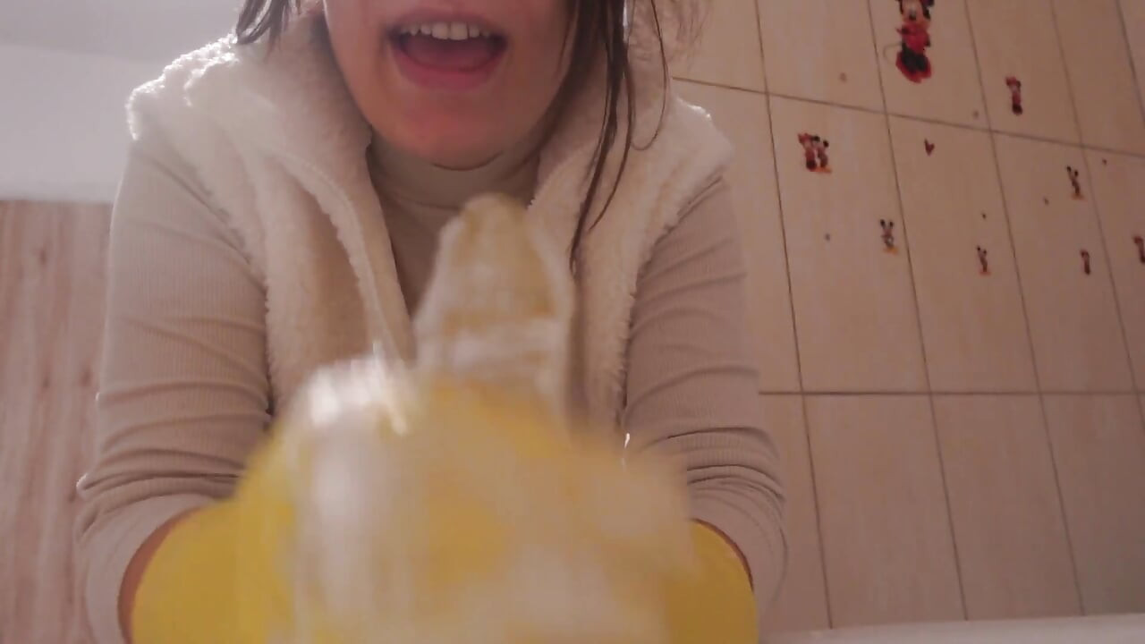 Sarı bulaşık eldivenli üvey kız kardeşim dildo ve bir sürü beyaz köpük ve sabunla banyo yapıyor