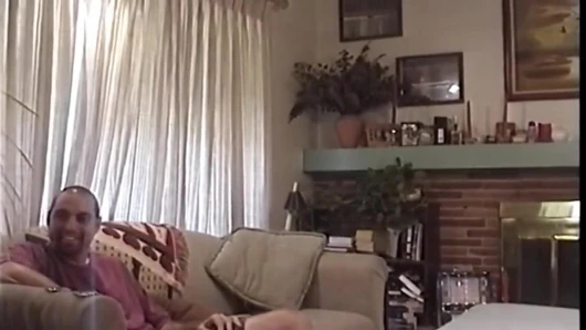 Olgun zenci orta yaşlı seksi kadın iki beyaz adam tarafından sert sikiliyor