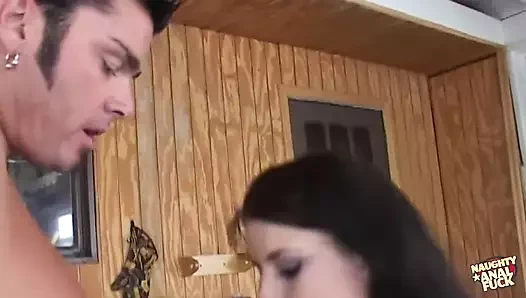 Sıska büyük götlü kız göt deliğini bir yarakla siktiriyor ve üzerine boşalıyor.