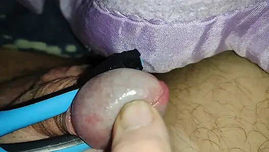 Glans ev yapımı vibratörle oynuyor